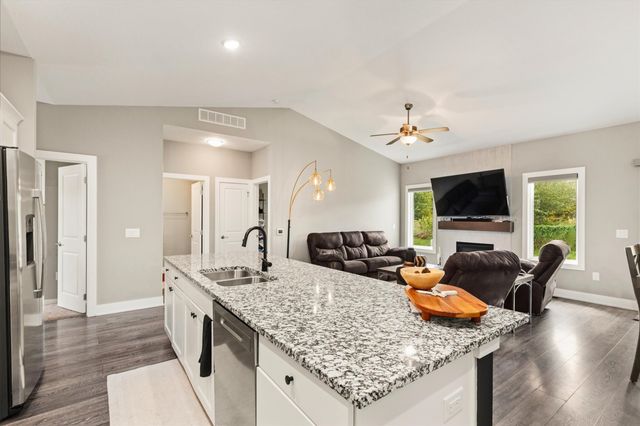 9914 Marnewood Drive, Johnston, IA 50131
