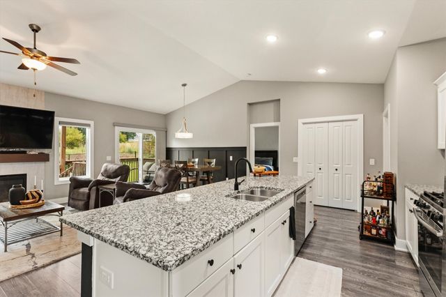 9914 Marnewood Drive, Johnston, IA 50131