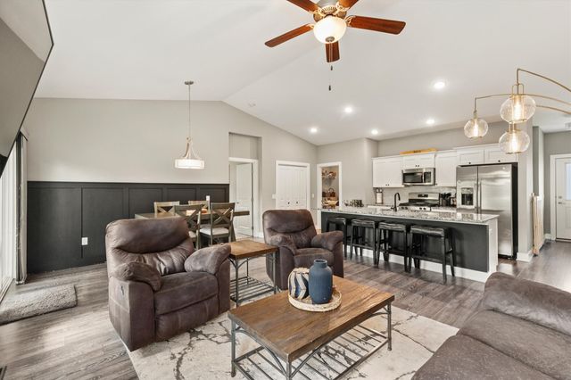 9914 Marnewood Drive, Johnston, IA 50131