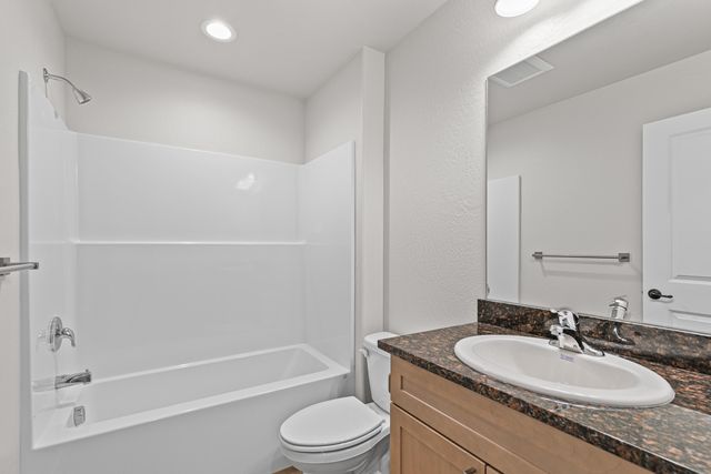 403 N DeAnjou Avenue, Eagle Point, OR 97524