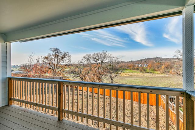 403 N DeAnjou Avenue, Eagle Point, OR 97524