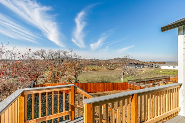 403 N DeAnjou Avenue, Eagle Point, OR 97524