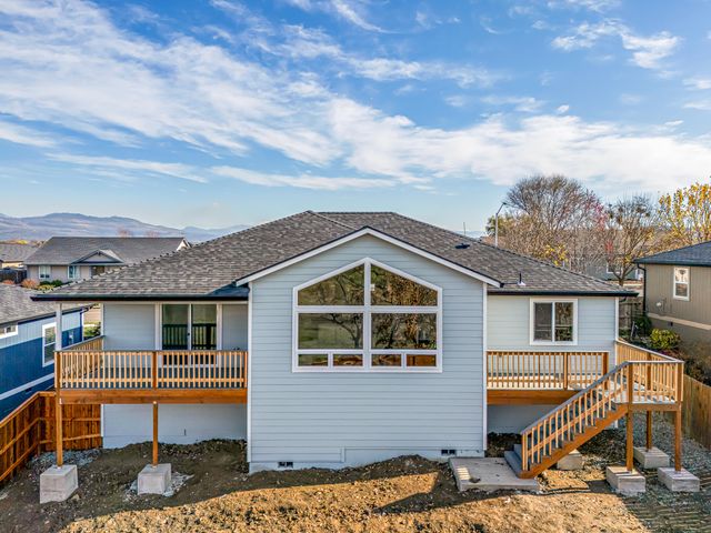 403 N DeAnjou Avenue, Eagle Point, OR 97524