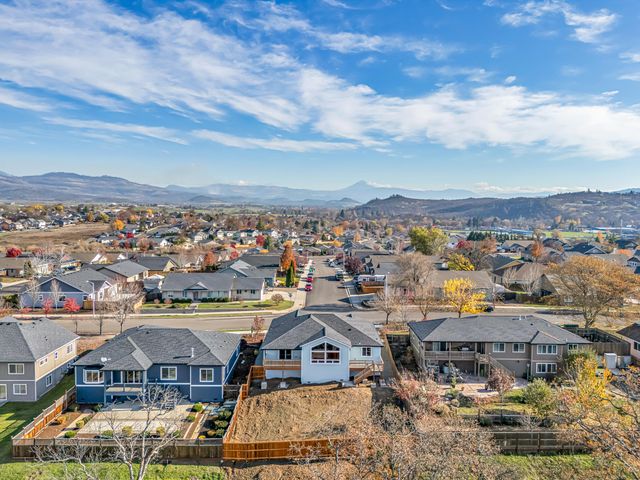 403 N DeAnjou Avenue, Eagle Point, OR 97524