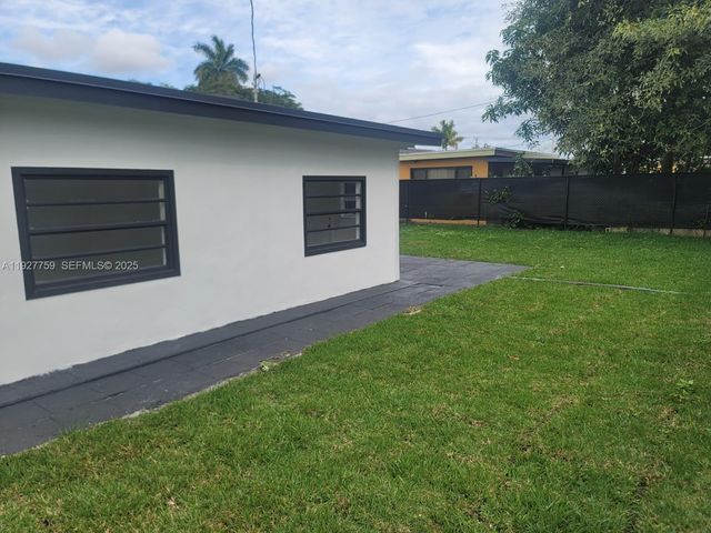 6750 Allen St, Hollywood, FL 33024