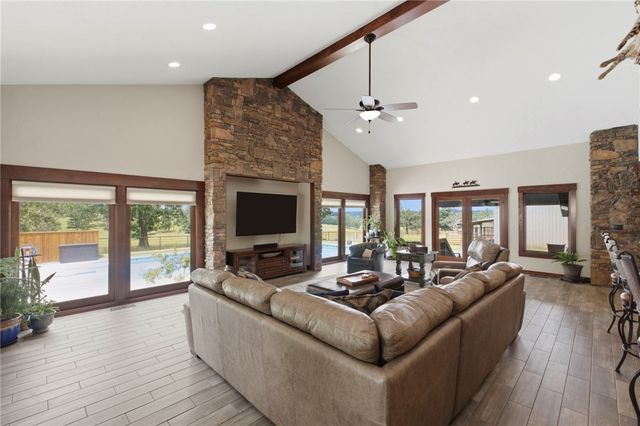 12265 S Pleasant Valley Road, Gentry, AR 72734