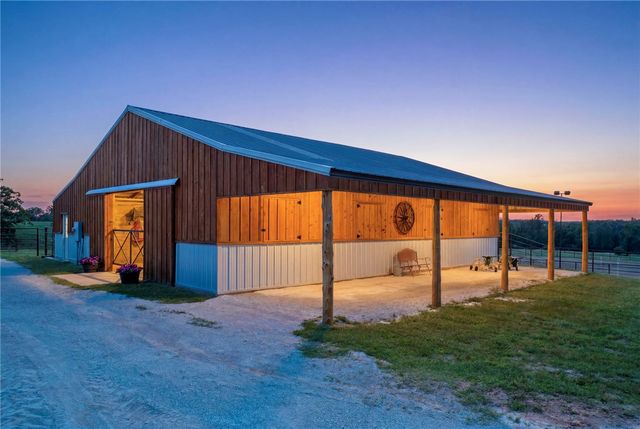 12265 S Pleasant Valley Road, Gentry, AR 72734