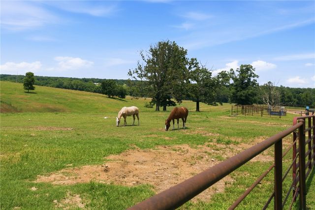 12265 S Pleasant Valley Road, Gentry, AR 72734