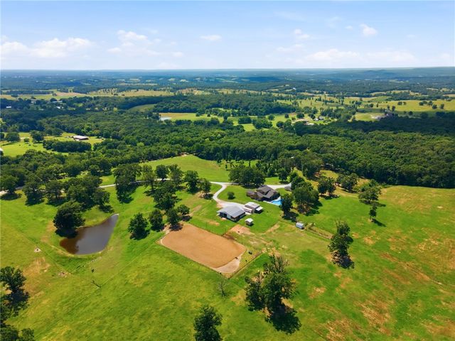 12265 S Pleasant Valley Road, Gentry, AR 72734