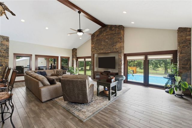 12265 S Pleasant Valley Road, Gentry, AR 72734