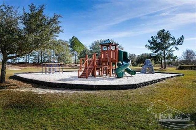 5692 Highland Lake Dr, Milton, FL 32583