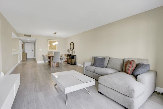 15451 Pembridge Drive 206, Delray Beach, FL 33484