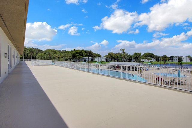 15451 Pembridge Drive 206, Delray Beach, FL 33484