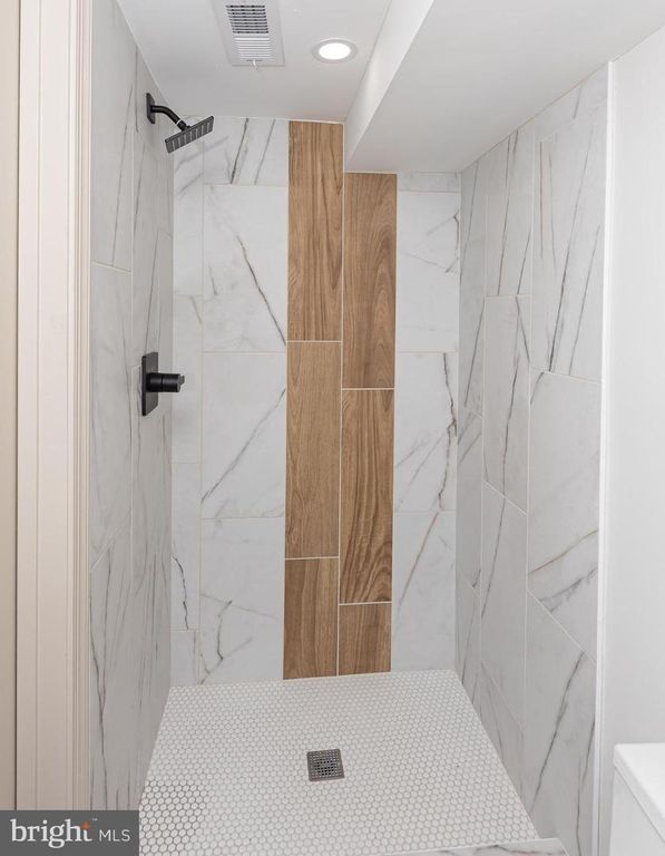 Image 24 of property listing at 317 N EDGEWOOD ST, Baltimore, MD 21229