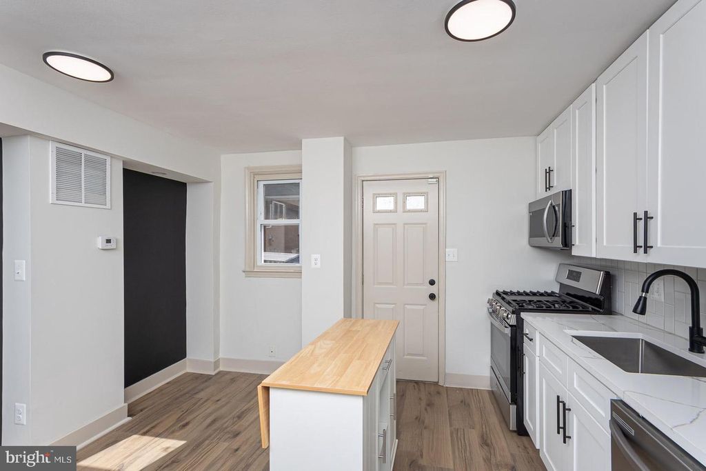 Image 7 of property listing at 317 N EDGEWOOD ST, Baltimore, MD 21229