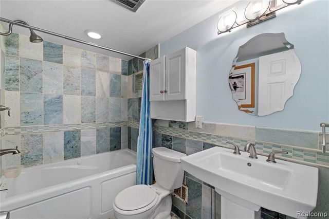 23228 Gilbar Street, Novi, MI 48375
