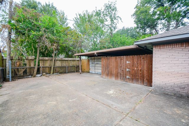 2203 Bron Holly Drive, Houston, TX 77018