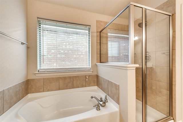 204 Dancing Light Lane, Red Oak, TX 75154