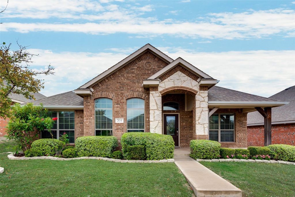 204 Dancing Light Lane, Red Oak, TX 75154