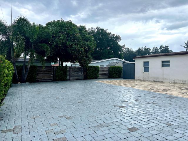 2742 Cherokee Court, West Palm Beach, FL 33406