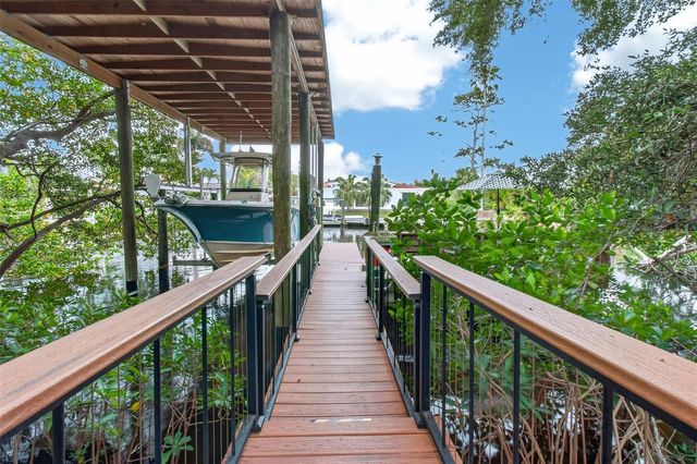 820 SAND PINE DRIVE NE, St Petersburg, FL 33703
