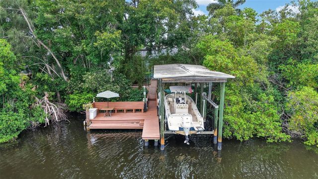 820 SAND PINE DRIVE NE, St Petersburg, FL 33703