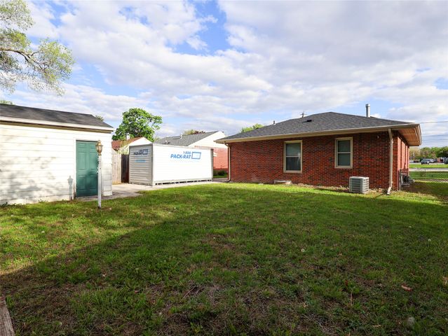 1318 E Douglas Avenue, Des Moines, IA 50316