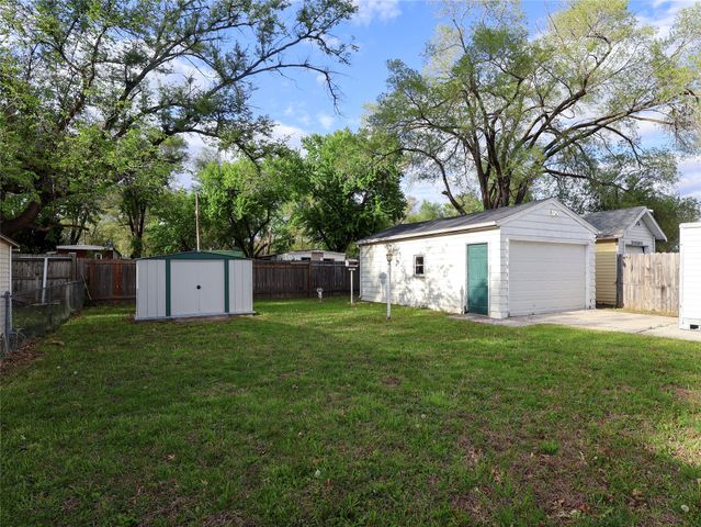 1318 E Douglas Avenue, Des Moines, IA 50316