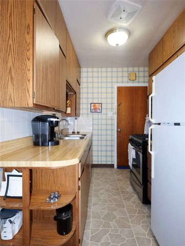 1318 E Douglas Avenue, Des Moines, IA 50316