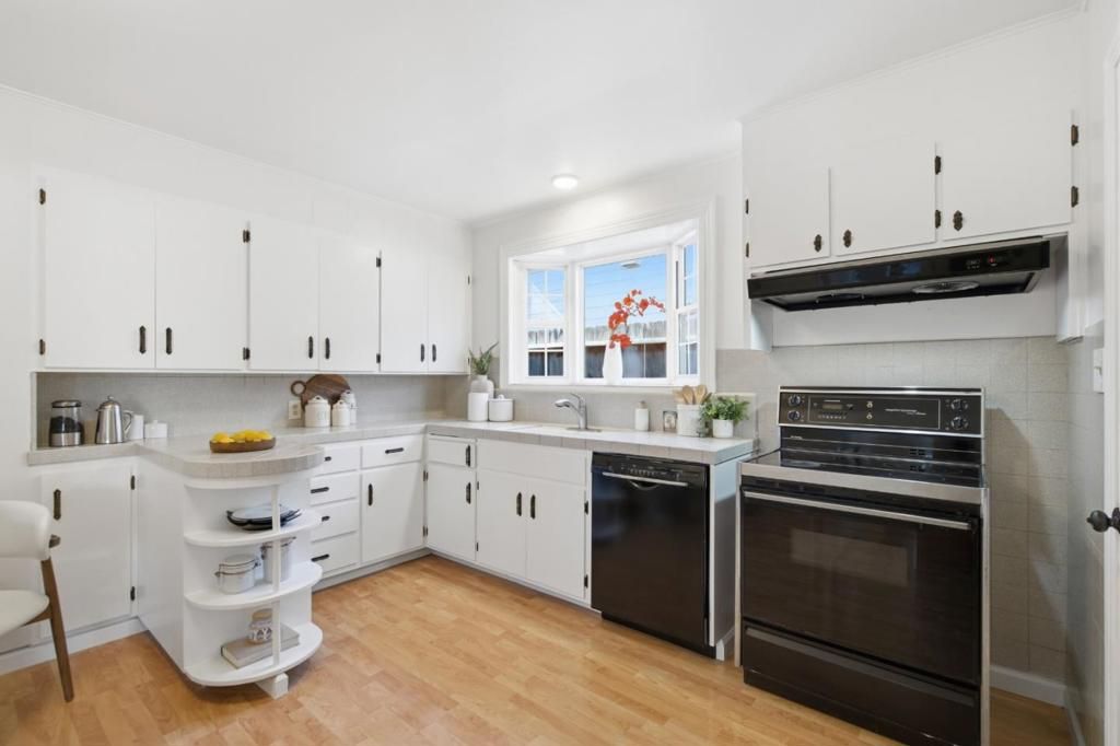 Image 14 of property listing at 2229 Howard Avenue, San Carlos, CA 94070