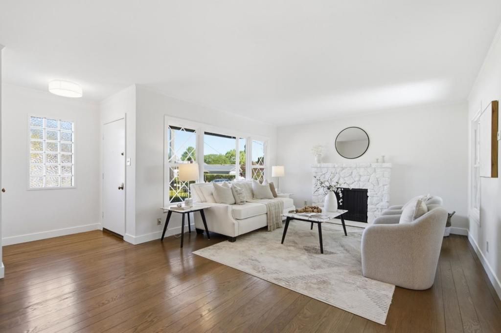 Image 5 of property listing at 2229 Howard Avenue, San Carlos, CA 94070
