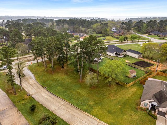 13083 Point Aquarius Boulevard, Willis, TX 77318