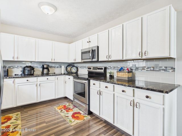 6503 Hunters Chase Ln, Louisville, KY 40258