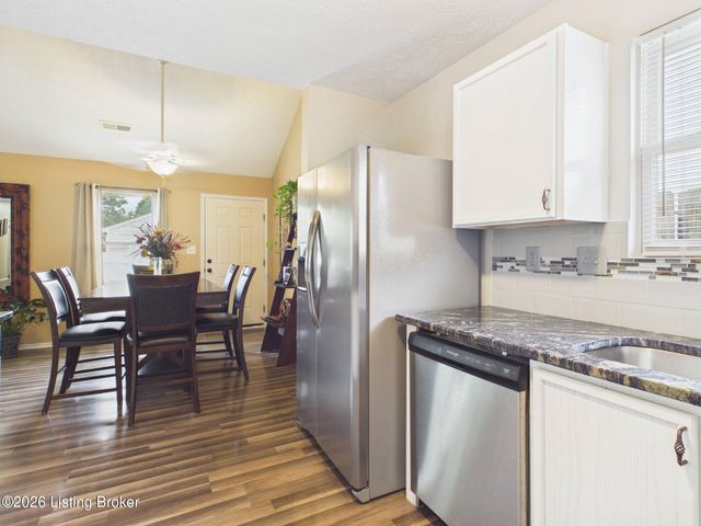 6503 Hunters Chase Ln, Louisville, KY 40258