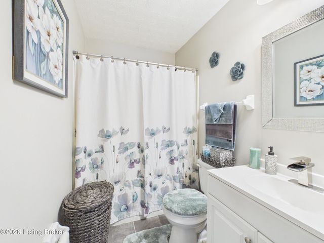 6503 Hunters Chase Ln, Louisville, KY 40258