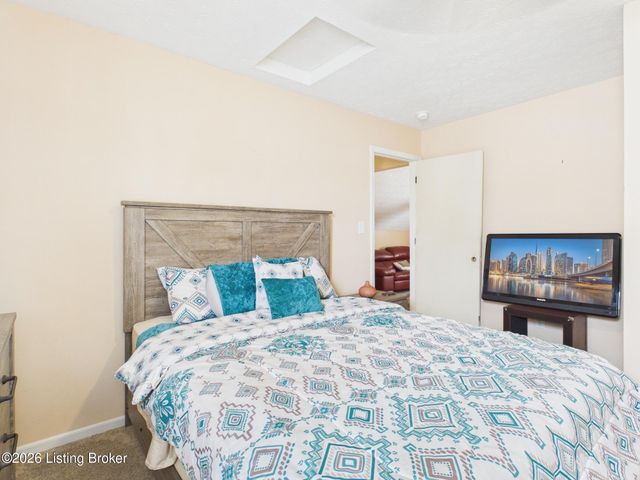 6503 Hunters Chase Ln, Louisville, KY 40258