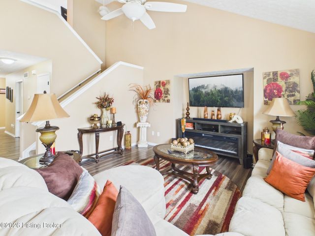 6503 Hunters Chase Ln, Louisville, KY 40258
