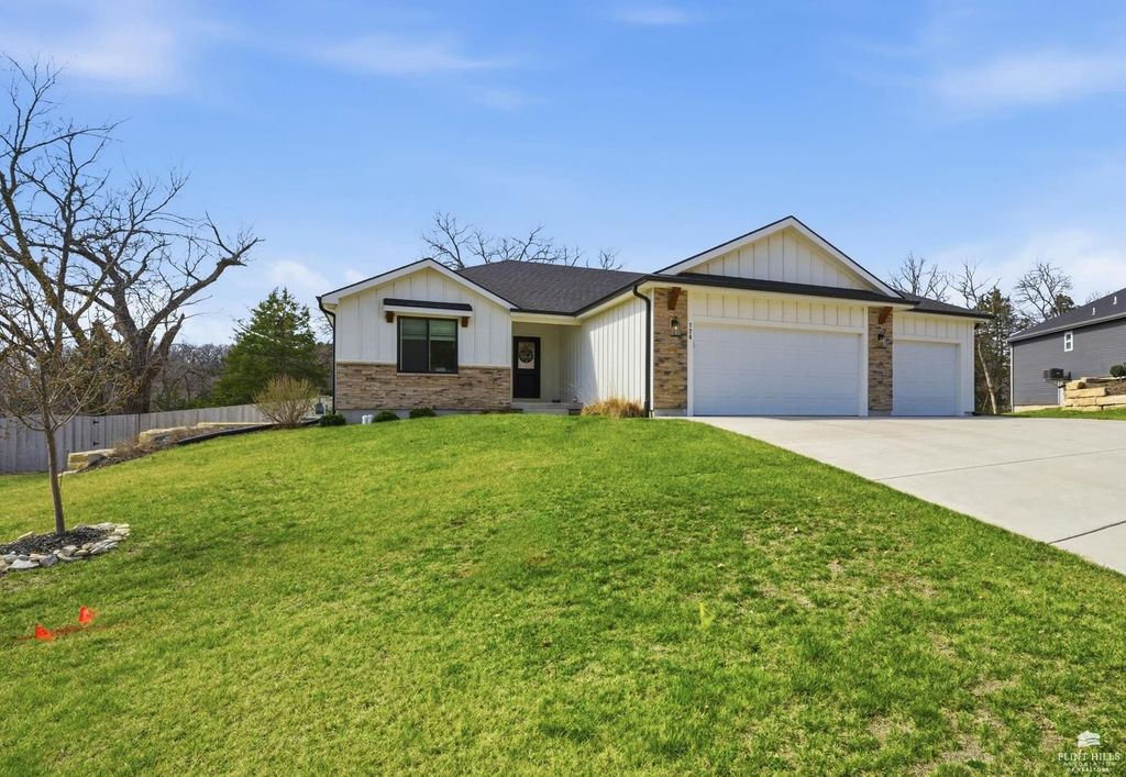 726 Fossilridge Circle, Manhattan, KS 66503