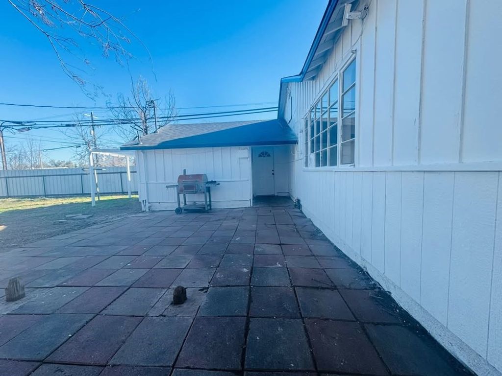 Image 6 of property listing at 2102 Webster Avenue, San Angelo, TX 76901