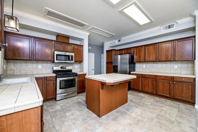 793 W Bordeaux Lane, Clovis, CA 93619
