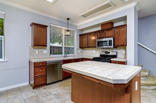 793 W Bordeaux Lane, Clovis, CA 93619