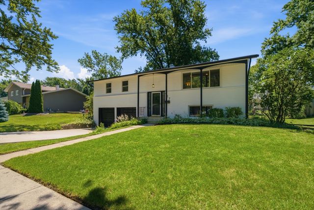 917 E Morris Drive, Palatine, IL 60074