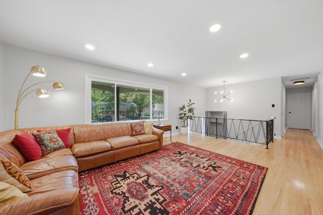 917 E Morris Drive, Palatine, IL 60074