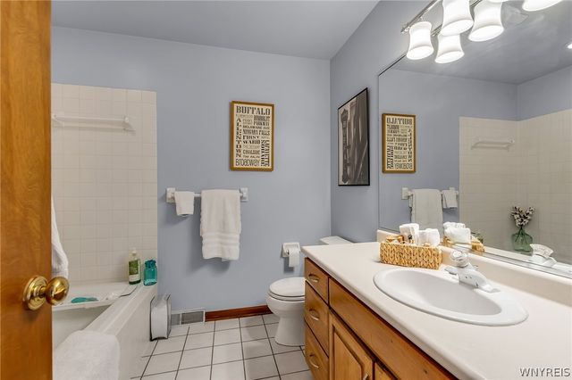 2 West Lake Forest Parkway, Lancaster, NY 14086