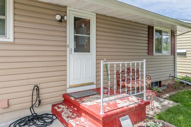 714 S NASH STREET, Hortonville, WI 54944