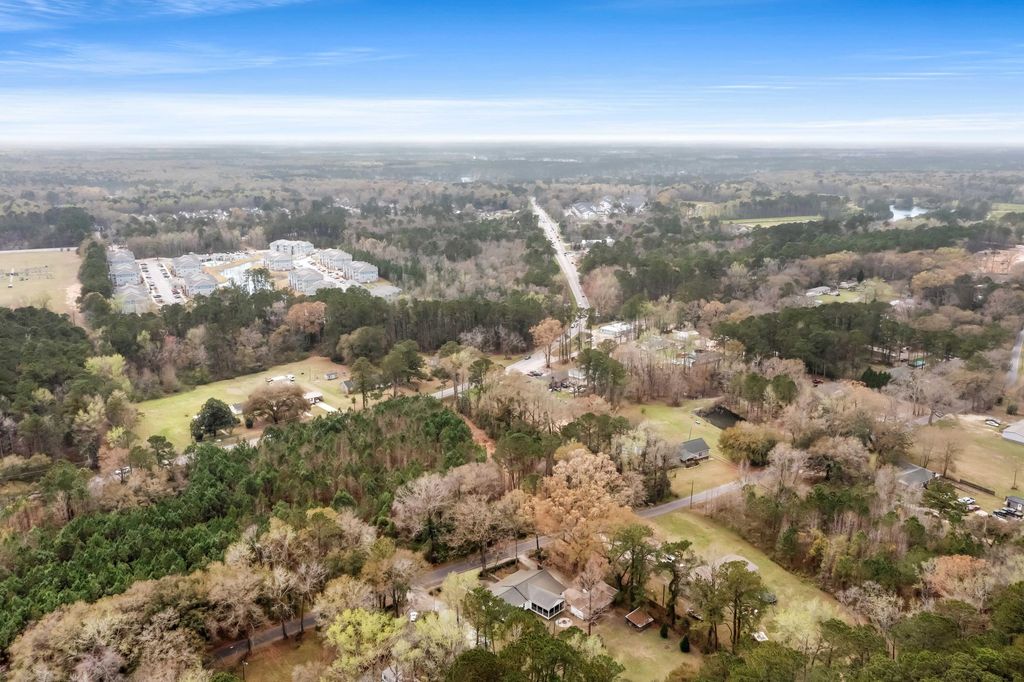 Image 12 of property listing at 2522 Highway 17a, Summerville, SC 29483