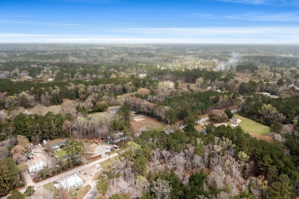 Image 16 of property listing at 2522 Highway 17a, Summerville, SC 29483