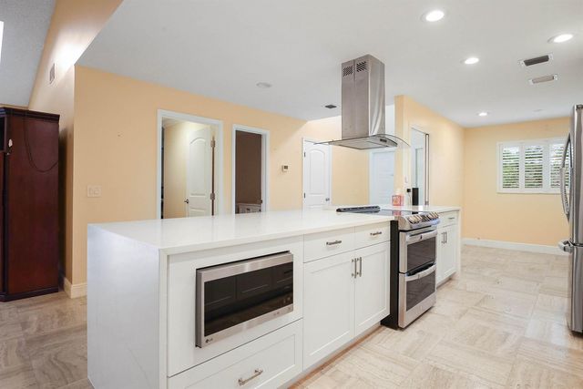 6845 FOUNTAINS Circle, Lake Worth, FL 33467