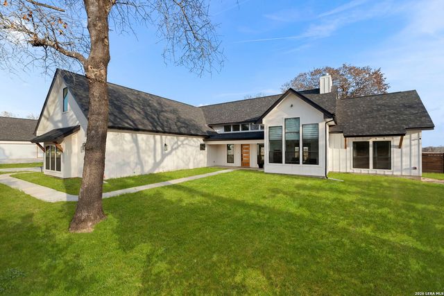 200 OAK FIELDS DR, Floresville, TX 78114
