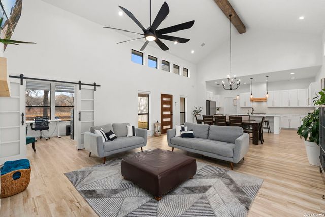 200 OAK FIELDS DR, Floresville, TX 78114